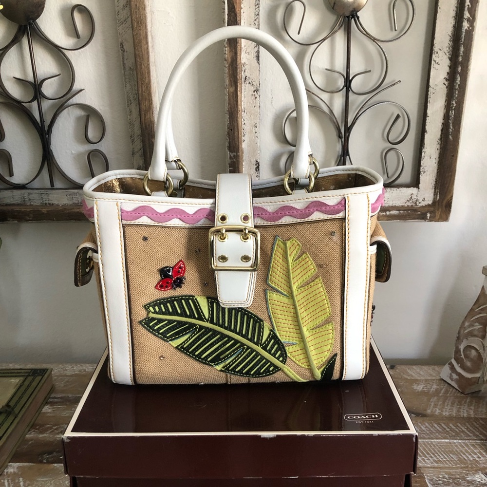 This is a limited edition coach summer straw and leather bag💗